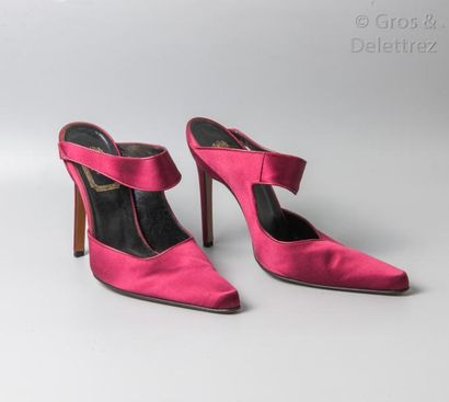 CHRISTIAN DIOR Paire de mules en satin bordeaux gansé de cuir agneau à la couleur,...