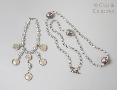 Paco RABANNE Lot composé d'un collier de perles d’imitations translucides, retenant...