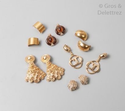 CHRISTIAN DIOR Anonyme Lot composé de six paires de clips et pendants d'oreille divers....