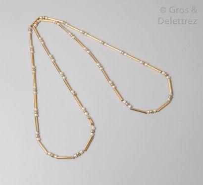 VALENTINO Sautoir composé de motifs tubulaires entrecoupés de perles translucides...