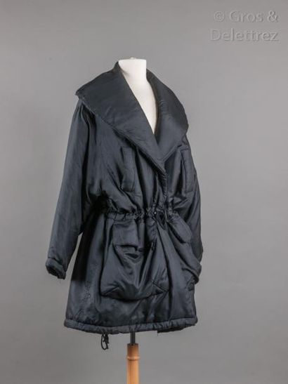 Sonia RYKIEL Parka molletonnée en satin de soie noire, ample col châle, manches kimono,...