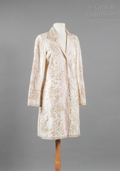 BIYA Manteau en patchwork de soie dans les tons ivoire rebrodé d'un motif végétal...