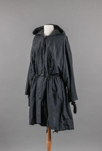 Sonia RYKIEL Parka en Nylon noire, capuche, manches longues ornées de pattes, fermeture...