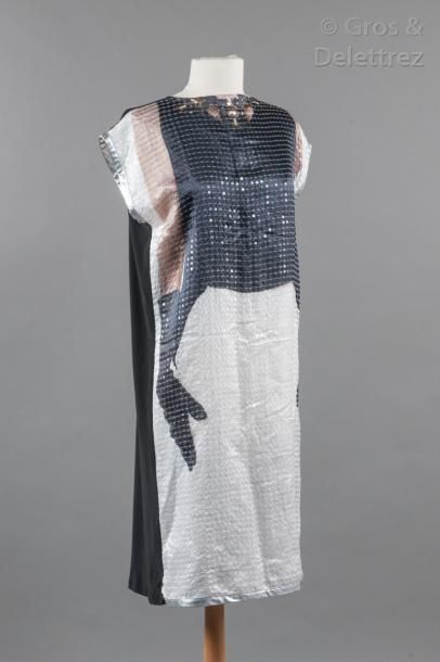 VENERA ARAPU, AVANT TOI Lot composé d'une robe en satin imprimé dans les tons argent...