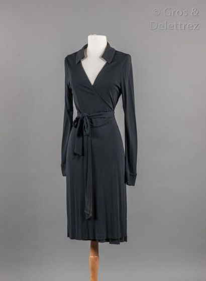 Diane von FURSTENBERG Robe portefeuille en jersey de soie noir, col chemisier sur...