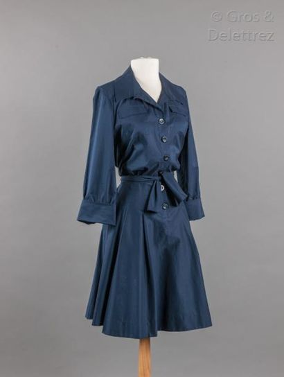 Diane von FURSTENBERG Robe chemisier en cotonnade marine, simple boutonnage, manches...