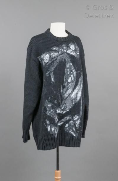 Yohji YAMAMOTO Important pull en maille de laine noire peint de motifs abstraits...