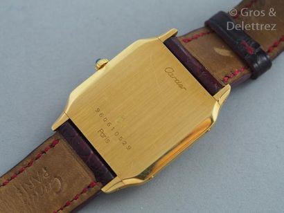 null CARTIER - Santos Montre bracelet en or jaune 18K. Boîtier carré. Lunette vissée....