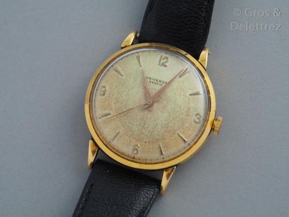 null UNIVERSAL GENEVE - circa 1950 Montre bracelet en or jaune 18K. Cadran crème,...