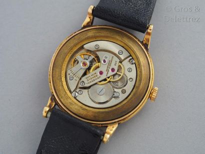 null UNIVERSAL GENEVE - circa 1950 Montre bracelet en or jaune 18K. Cadran crème,...