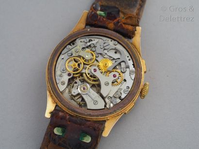 null CHRONOGRAPHE SUISSE - vers 1950 Montre bracelet avec boîtier en or jaune. Cadran...