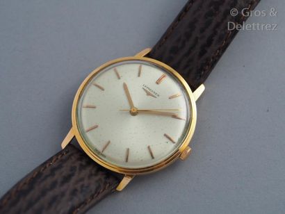null LONGINES - vers 1965 Montre bracelet avec boîtier rond en métal plaqué or. Cadran...