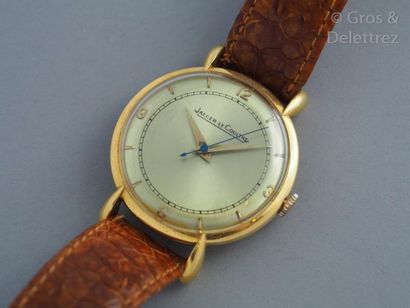 null JAEGER-LECOULTRE vers 1950 Montre bracelet avec boîtier en or jaune 18K et anses...