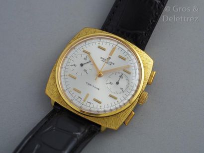 null BREITLING - Top Time vers 1965 Chronographe bracelet en métal plaqué or. Boîtier...