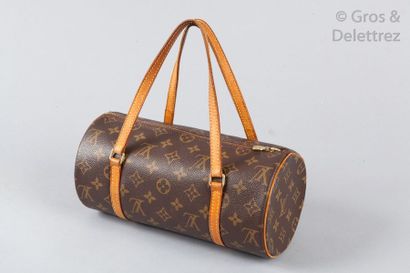 LOUIS VUITTON Sac " Papillon " 28cm en toile monogram et cuir naturel, fermeture...