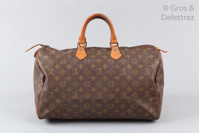 LOUIS VUITTON Sac " Speedy " 40cm en toile monogram et cuir naturel, fermeture éclair,...