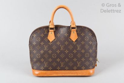 LOUIS VUITTON Sac " Alma PM " 30cm en toile monogram et cuir naturel, fermeture éclair...