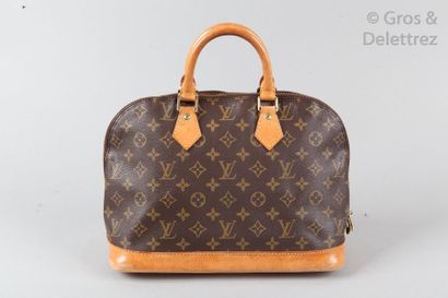 LOUIS VUITTON Sac " Alma PM " 30cm en toile monogram et cuir naturel, fermeture éclair...