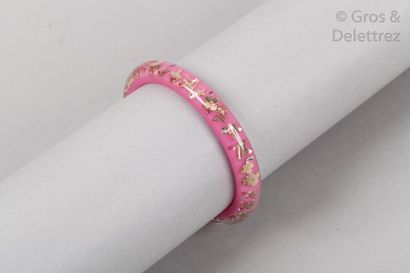 LOUIS VUITTON Bracelet jonc " Inclusion " 10mm en résine rose, translucide à décor...