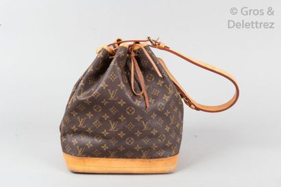 LOUIS VUITTON Sac " Grand Noé " 25cm en toile monogram et cuir naturel, fermeture...