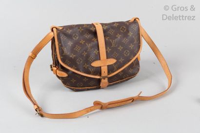 LOUIS VUITTON Sac " Saumur PM " 25cm en toile mongoram et cuir naturel, fermetures...