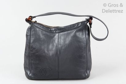 CHANEL Sac Hobo 26cm en veau noir surpiqué du sigle, fermeture éclair, anse d'épaule,...