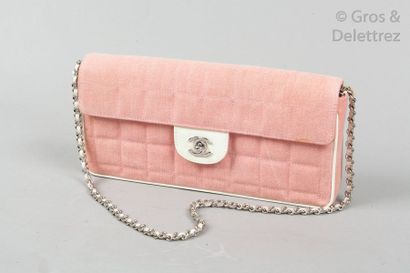 CHANEL circa 2002 Sac " East West " 27 cm en toile chiné rose et cuir vernis ivoire,...