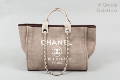 CHANEL Sac " Deauville " 39cm en toile taupe au nom de la Maison, double poignée...