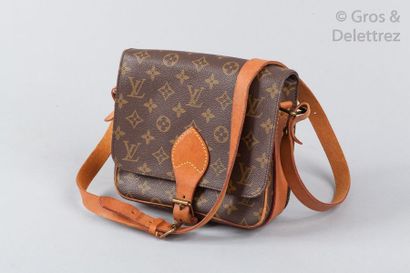 LOUIS VUITTON Sac " Cartouchière " 20cm en toile monogram et cuir naturel, fermeture...