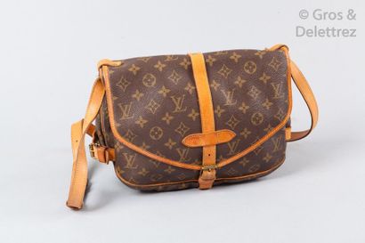 LOUIS VUITTON Sac " Saumur PM " 25cm en toile monogram et cuir naturel, fermetures...