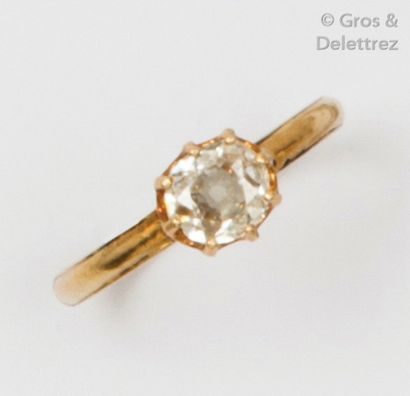 null Bague solitaire en or jaune ornée d’un diamant de taille ancienne. P. 2,2g.