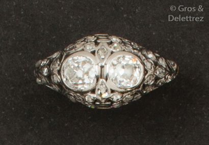 null Bague «?Fleur de lys?» en or jaune et argent ornée de deux diamants taillés...