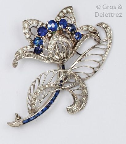 null Broche «?Fleur?» en or gris ajouré ornée de diamants taillés en brillant et...