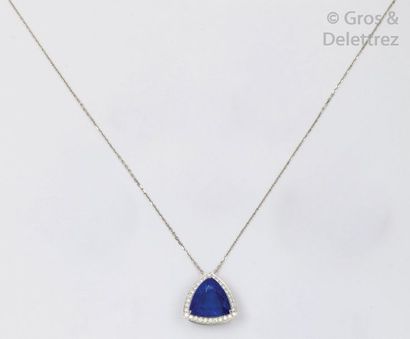 null Chaîne et pendentif en or gris orné d’une importante tanzanite triangulaire...