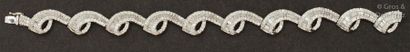 null Bracelet articulé en or gris à décor de volute entièrement serti de diamants...