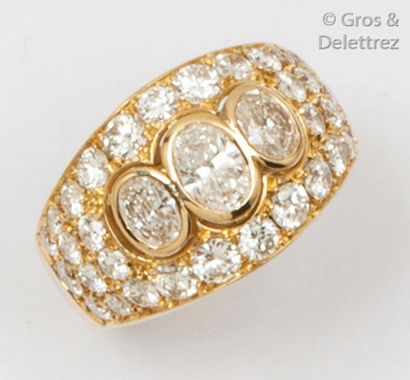 BULGARI Bague en or jaune ornée de trois diamants ovales dans un pavage de diamants...
