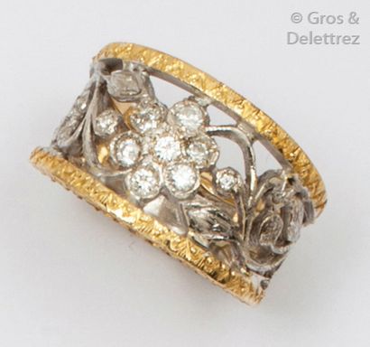 null Bague ajourée en or jaune et or gris à motif floral orné de diamants taillés...