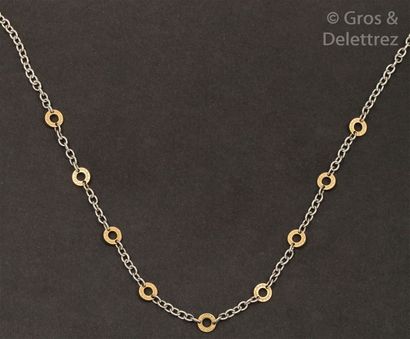 BULGARI Collier en or jaune et argent la maille alternée de disques. Longueur?: 42cm....