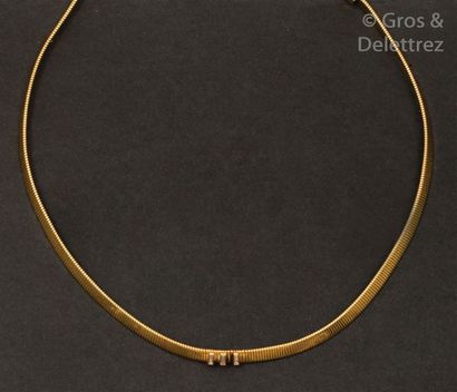 null Collier spirotube en or jaune ornée de trois diamants trapèze. Longueur?: 40cm....