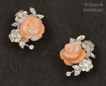 null Paire de boucles d’oreilles en or gris 14K orné d’une rose en corail peau d’ange...