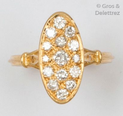 null Bague «?Marquise?» en or jaune ornée d’un pavage de diamants taillés en brillant....