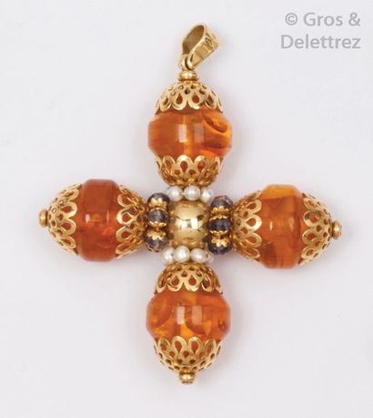null Croix pendentif en or jaune ornée de billes d’ambre et de perles. P. 22,5g.