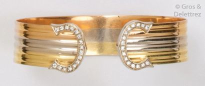 null Bracelet rigide ouvert en or de trois couleurs orné de deux motifs en or gris...