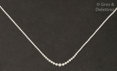 null Collier «?Rivière?» en or gris entièrement serti de diamants taillés en brillant...