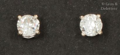 null Paire de boutons d’oreilles en or gris ornés chacun d’un diamant taillé en brillant...