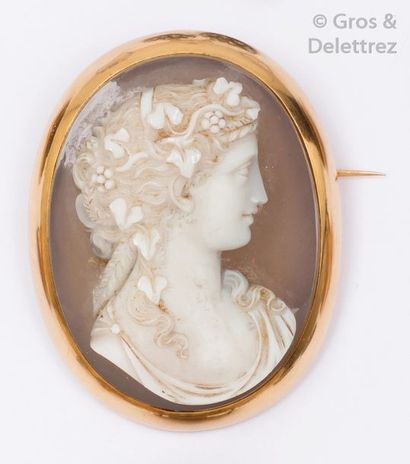 null Broche pendentif Camée sur agate en or jaune représentant le profil d’une femme....