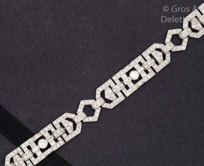 null Bracelet en platine ajouré à décor géométrique orné de diamants taillés en brillant...