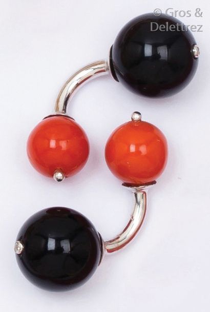 null Paire de boutons de manchettes en or gris ornés chacun d’une boule d’onyx et...