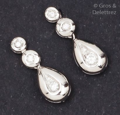 null Paire de pendants d’oreilles en or gris ornés chacun de trois diamants taillés...