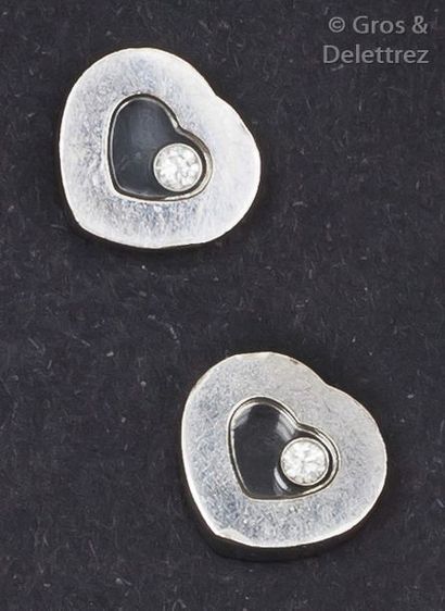 CHOPARD «?Happy diamond?» Paire de boucles d’oreilles en or gris ornées chacune d’un...